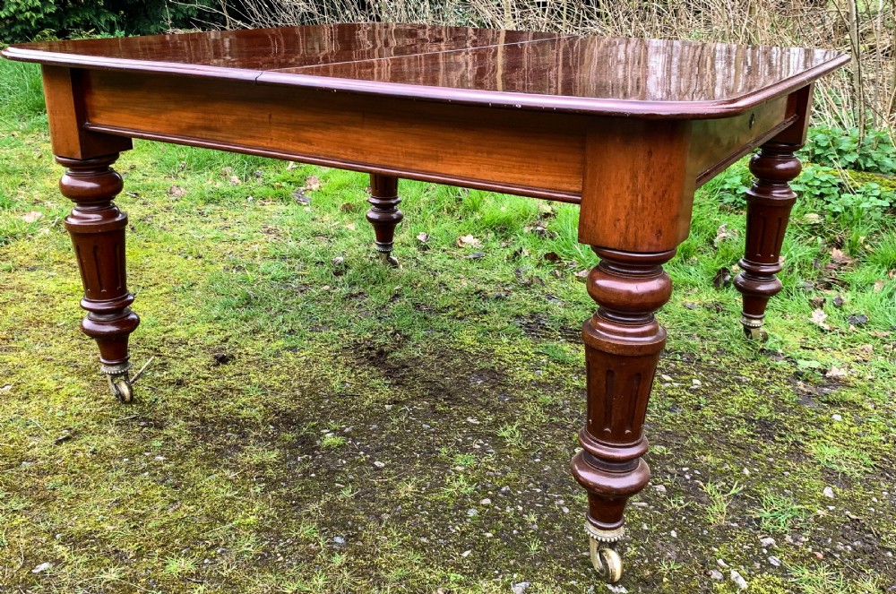 A Good Victorian 2 leaf extening dining table in Mahogany View XII