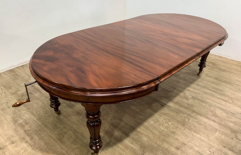 A Good Victorian mahogany Wind out Dining Table seats 10