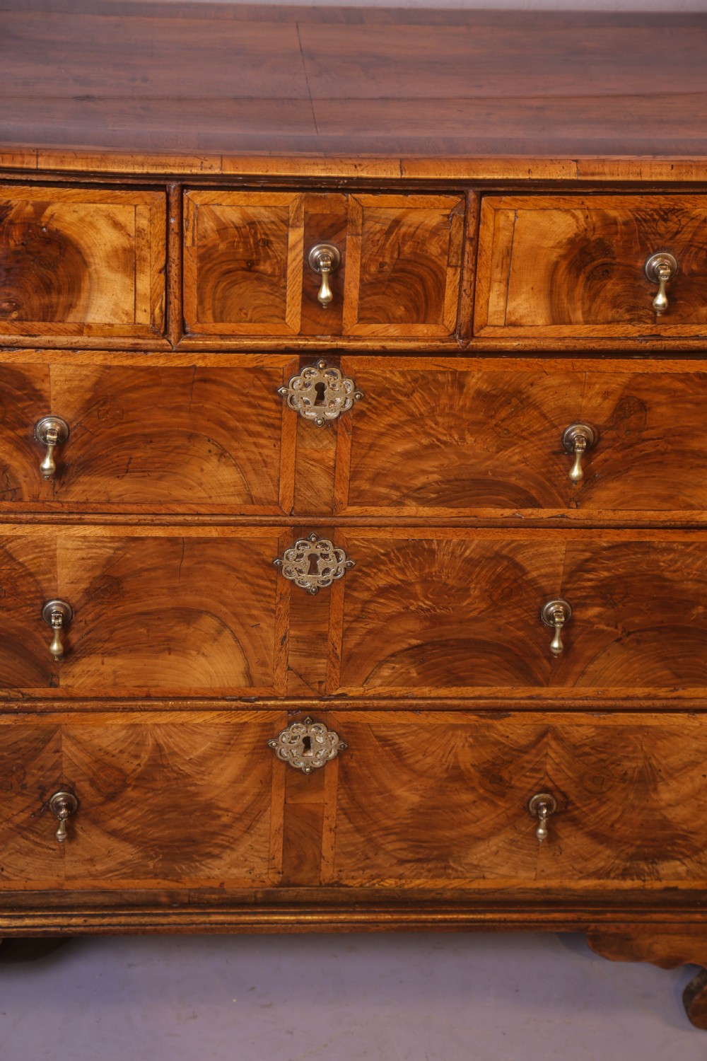 A George I Chest of Drawers in Walnut nice timbers  View IX