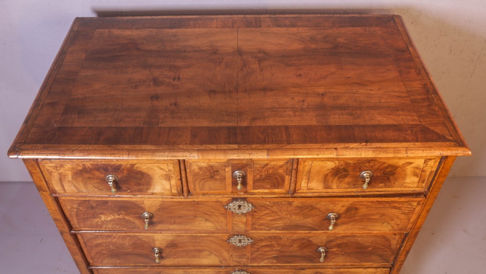 A George I Chest of Drawers in Walnut nice timbers  View X