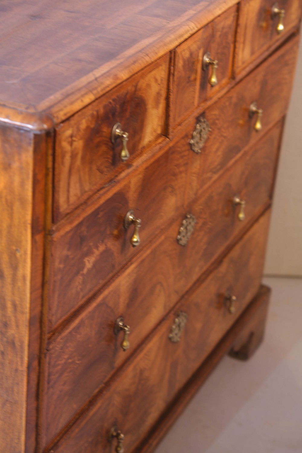 A George I Chest of Drawers in Walnut nice timbers  View XI