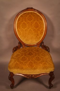 A QUALITY VICTORIAN LADIES NURSING CHAIR IN WALNUT