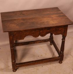 A 17TH CENTURY OAK SIDE TABLE