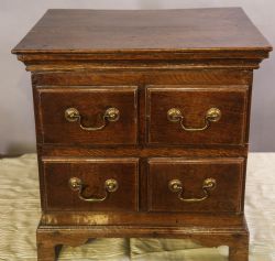 AN ATTRACTIVE 18TH C CLOSE STOOL IN OAK