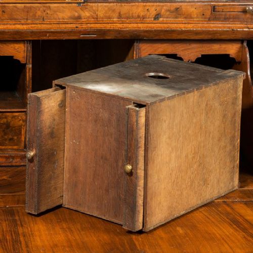 A SUPERB WILLIAM MARY PERIOD WALNUT BUREAU BOOKCASE - ADDITIONAL PHOTO 2