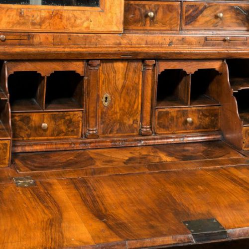 A SUPERB WILLIAM MARY PERIOD WALNUT BUREAU BOOKCASE - ADDITIONAL PHOTO 3