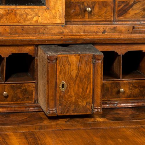 A SUPERB WILLIAM MARY PERIOD WALNUT BUREAU BOOKCASE - ADDITIONAL PHOTO 4