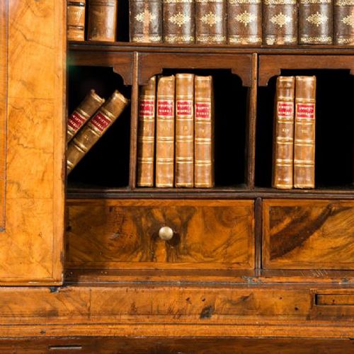 A SUPERB WILLIAM MARY PERIOD WALNUT BUREAU BOOKCASE - ADDITIONAL PHOTO 7