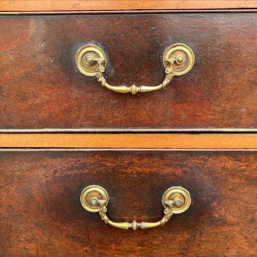 A NARROW GEORGE III SHERATON PERIOD TALL CHEST - ADDITIONAL PHOTO 4