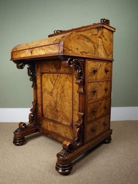 Superb Walnut Pop-up Davenport