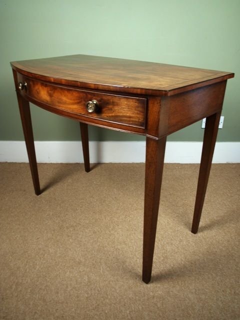 Beautiful George III Bow Fronted Side Table