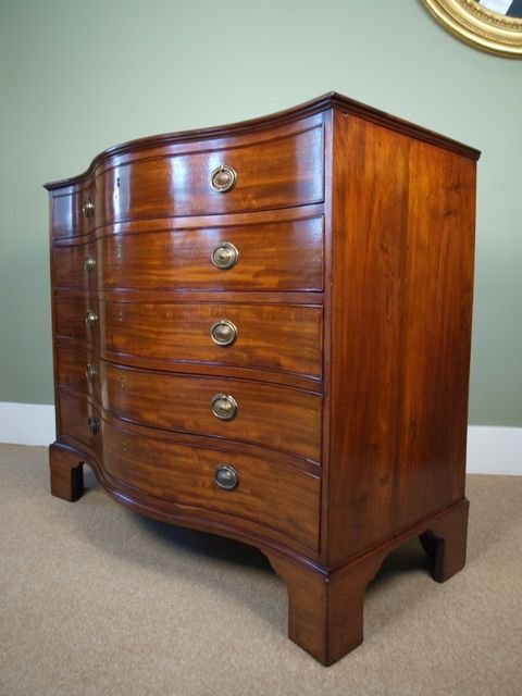 Fine Georgian Mahogany Seprentine Chest