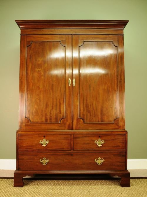 A Georgian Mahogany Press/wardrobe