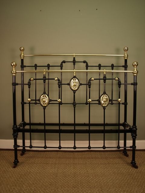 A Beautiful Victorian 4ft6 Brass & Iron Bed (Double)