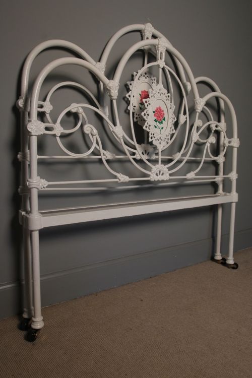 A Pretty 4ft Small Double Painted Iron Bed