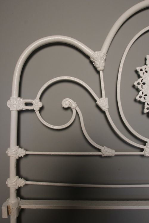 fig 3. A Pretty 4ft Small Double Painted Iron Bed