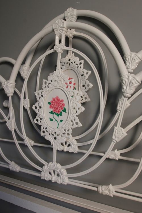 fig 4. A Pretty 4ft Small Double Painted Iron Bed