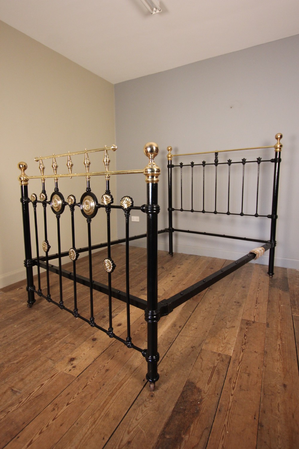 Stunning Victorian Double Brass & Iron Bed (4 ft 6