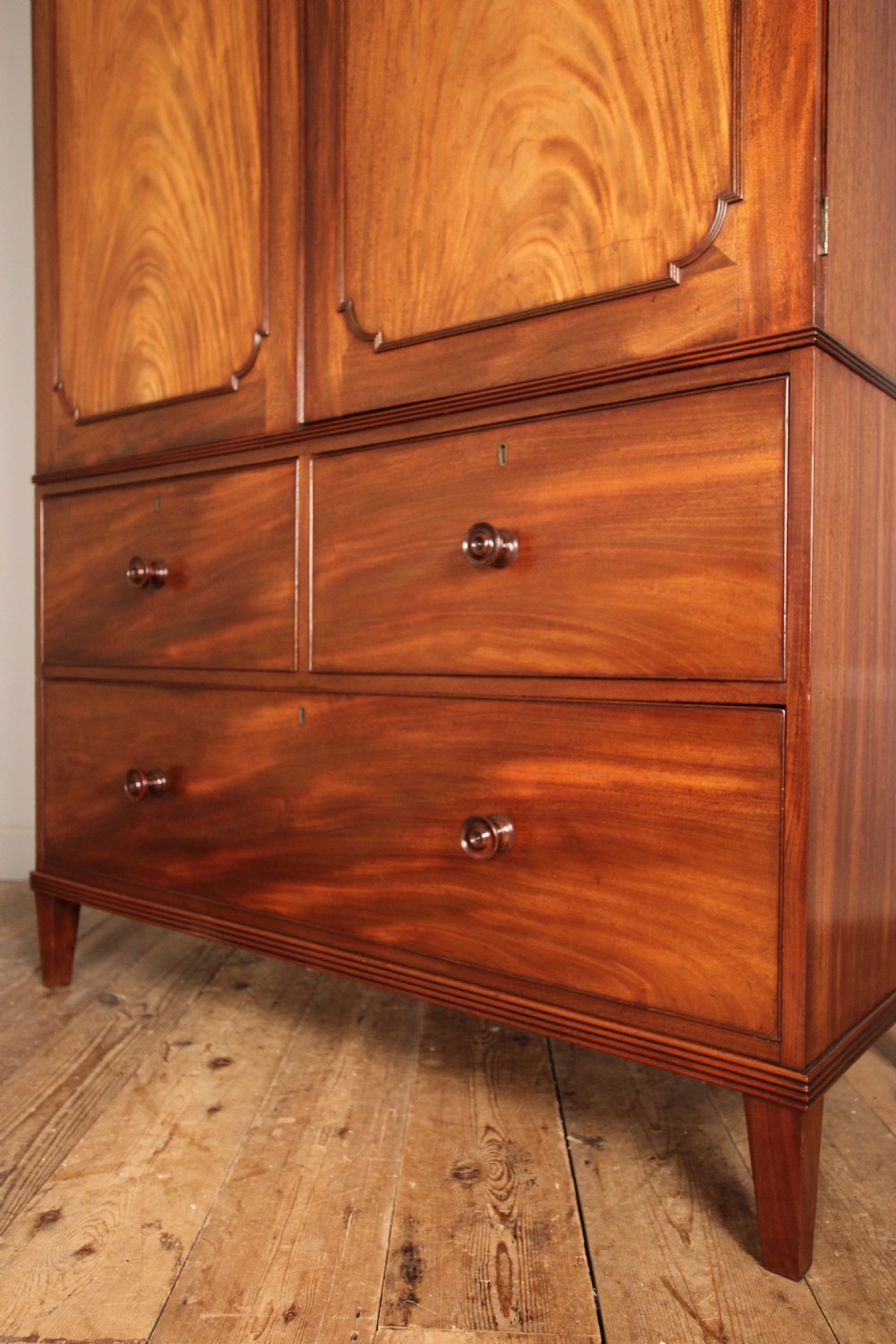 High Quality Georgian Linen Press View VII