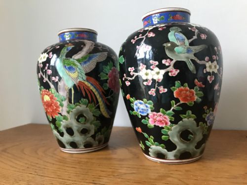PAIR OF CHINESE FAMILLE NOIRE VASES LATE QING DYNASTY - ADDITIONAL PHOTO 1