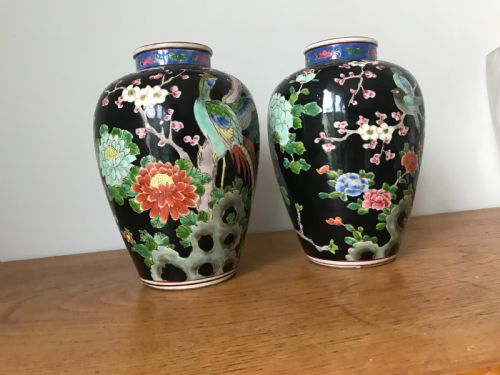 PAIR OF CHINESE FAMILLE NOIRE VASES LATE QING DYNASTY - ADDITIONAL PHOTO 2