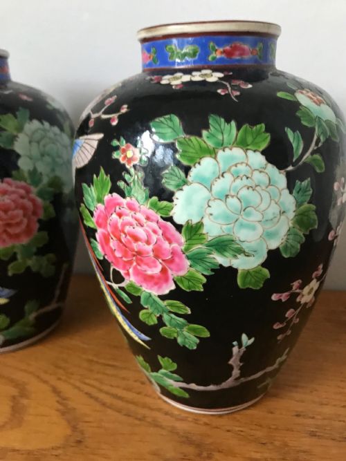 PAIR OF CHINESE FAMILLE NOIRE VASES LATE QING DYNASTY - ADDITIONAL PHOTO 4
