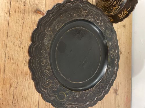 A PAIR OF CHINESE QING GILT AND PAINTED BLACK LACQUER TAZZAS - ADDITIONAL PHOTO 1