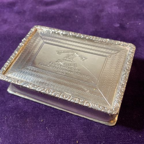 LARGE SILVER SNUFF BOX GEORGE UNITE 1900 MILITARY INTEREST QUEENS REGIMENT - ADDITIONAL PHOTO 2