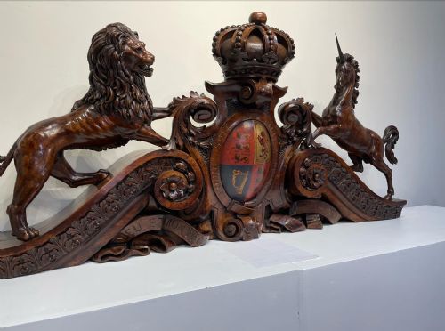 LARGE 19TH CENTURY CARVED BRITISH ROYAL COAT OF ARMS - ADDITIONAL PHOTO 9