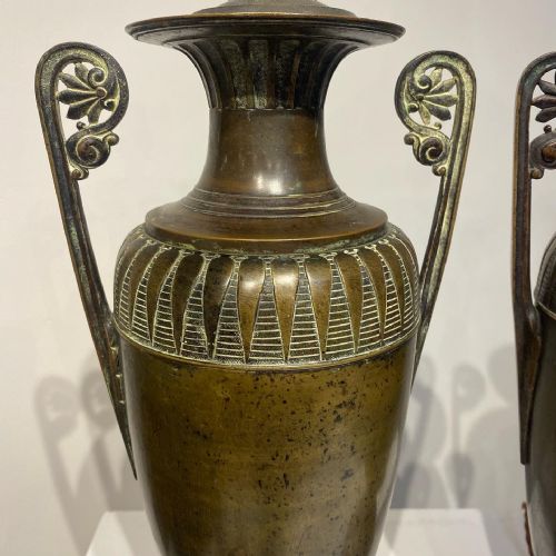 PAIR OF FRENCH 19TH CENTURY CLASSICAL BRONZE URN LAMPS - ADDITIONAL PHOTO 2