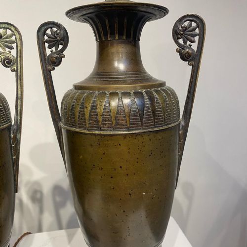 PAIR OF FRENCH 19TH CENTURY CLASSICAL BRONZE URN LAMPS - ADDITIONAL PHOTO 3