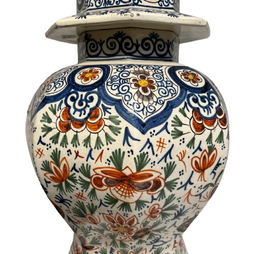 LARGE PAIR OF DELFT VASES WITH LIDS - ADDITIONAL PHOTO 4