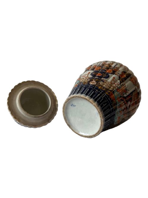 LARGE PAIR OF ANTIQUE IMARI JARS - ADDITIONAL PHOTO 7
