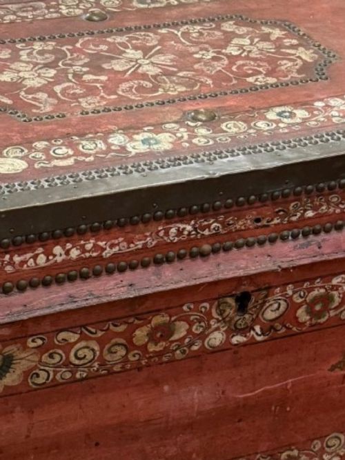 CHINESE EXPORT LEATHER AND BRASS BOUND TRUNK - ADDITIONAL PHOTO 5