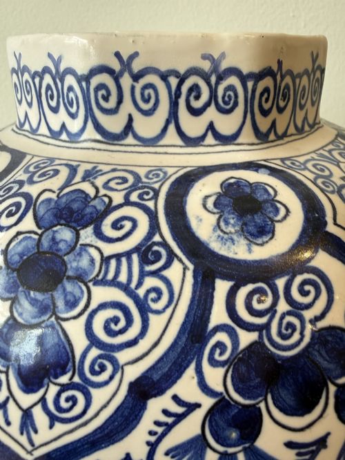 PAIR OF DELFT BLUE AND WHITE LIDDED VASES - ADDITIONAL PHOTO 6
