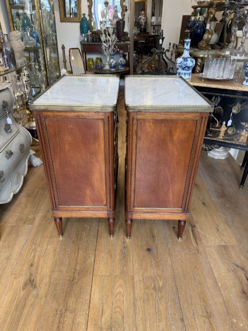 PAIR OF LOUIS XVI STYLE MAHOGANY COMMODES OF SMALL PROPORTIONS - ADDITIONAL PHOTO 5