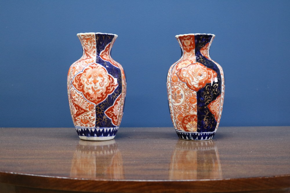 A PAIR OF JAPANESE IMARI VASES