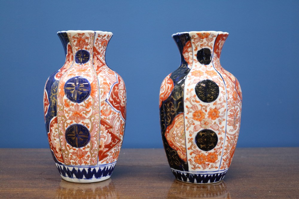 A PAIR OF JAPANESE IMARI VASES View II