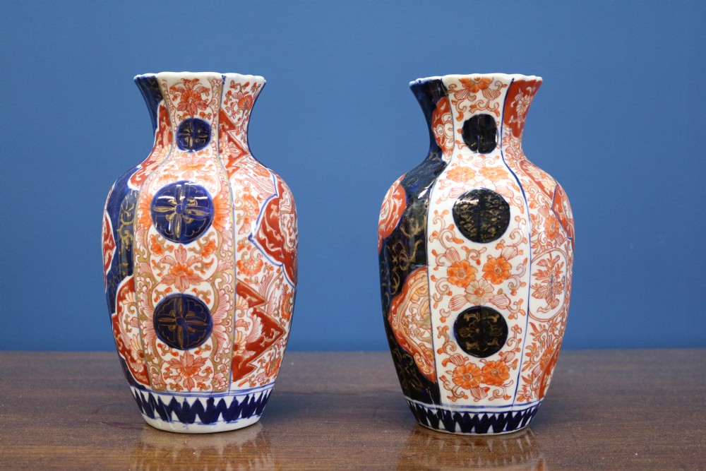 A PAIR OF JAPANESE IMARI VASES View III