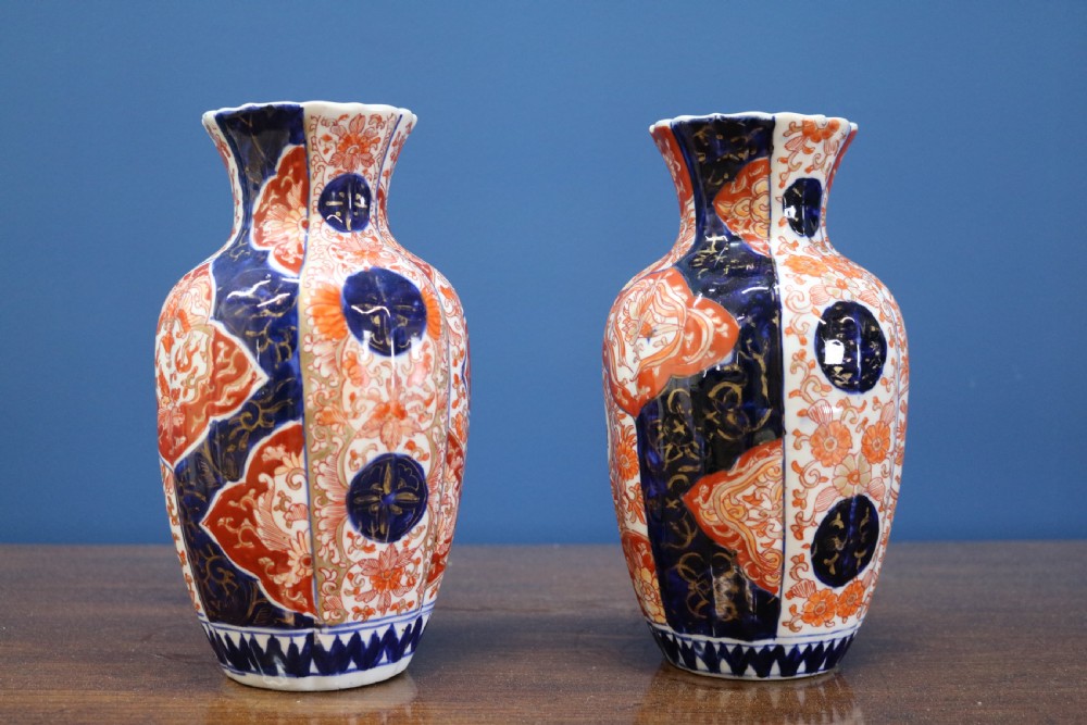 A PAIR OF JAPANESE IMARI VASES View IV