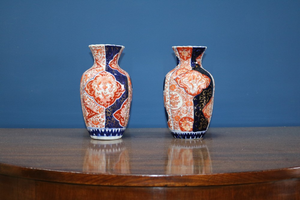 A PAIR OF JAPANESE IMARI VASES View V
