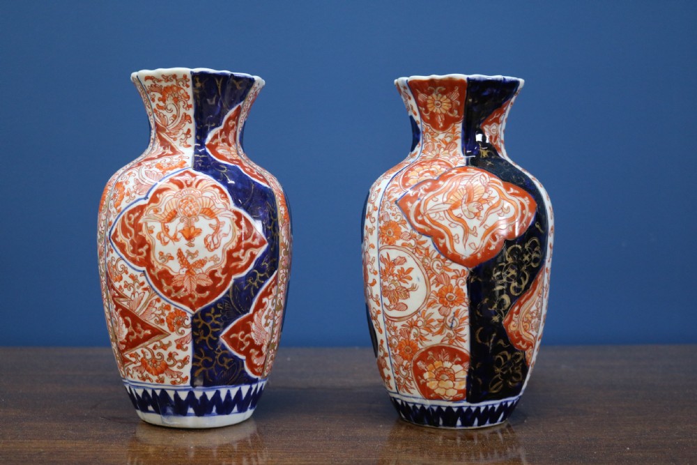 A PAIR OF JAPANESE IMARI VASES View VII