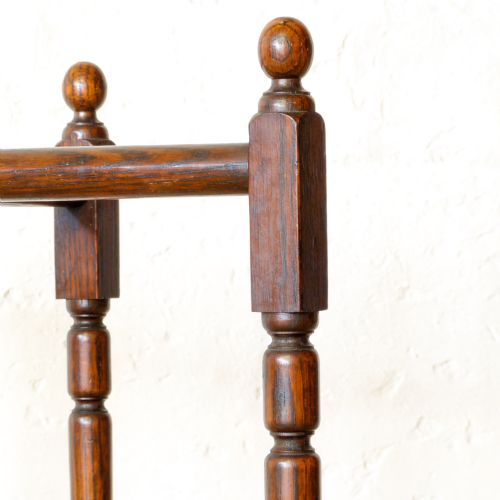 SMALL OAK FOLDING TABLE - ADDITIONAL PHOTO 3