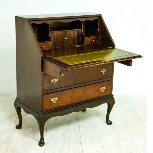 QUEEN ANNE STYLE WALNUT BUREAU - ADDITIONAL PHOTO 1