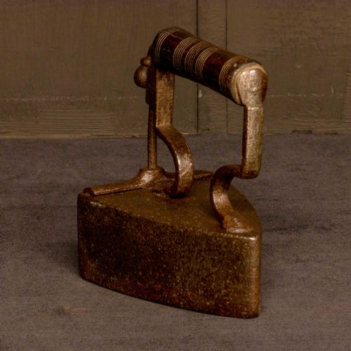 victorian iron with ribbed handle - CATEGORY: ANTIQUE MISCELLANEOUS - DATED VICTORIAN