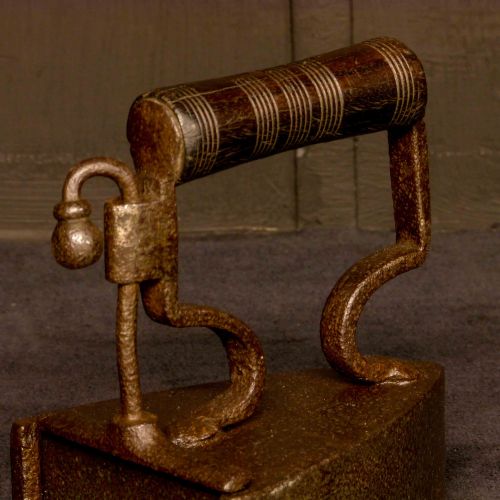VICTORIAN IRON WITH RIBBED HANDLE - ADDITIONAL PHOTO 2