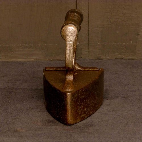 VICTORIAN IRON WITH RIBBED HANDLE - ADDITIONAL PHOTO 3