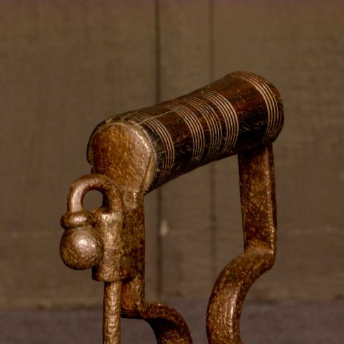 VICTORIAN IRON WITH RIBBED HANDLE - ADDITIONAL PHOTO 4