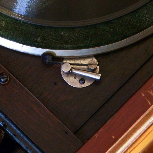 ART DECO WINDUP GRAMOPHONE - ADDITIONAL PHOTO 11