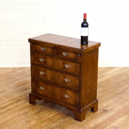 queen anne style walnut chest of drawers - CATEGORY: ANTIQUE CHEST OF DRAWERS - DATED 1920
